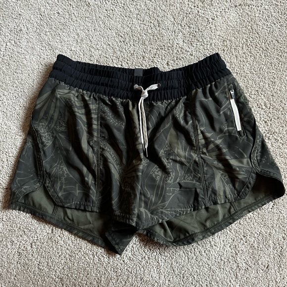 Vuori short. Never worn - Picture 1 of 2